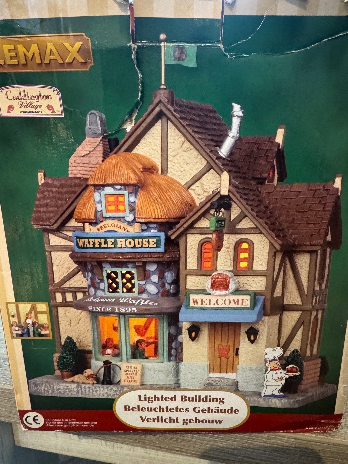 Lemax Waffle House 05074 Caddington Village Uit productie!, Diversen, Ophalen of Verzenden, Zo goed als nieuw