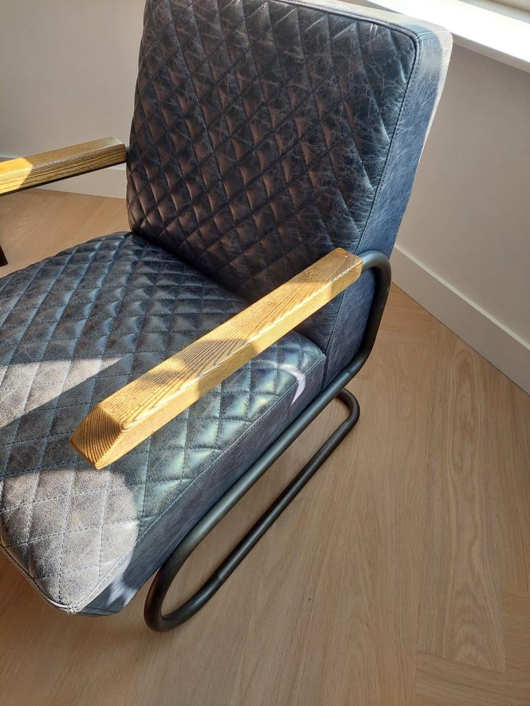 Stijlvolle fauteuil met metalen frame en houten armleuningen, Huis en Inrichting, Stoelen, Zo goed als nieuw, Stof, Ophalen, Industrieel, Modern, Comfort