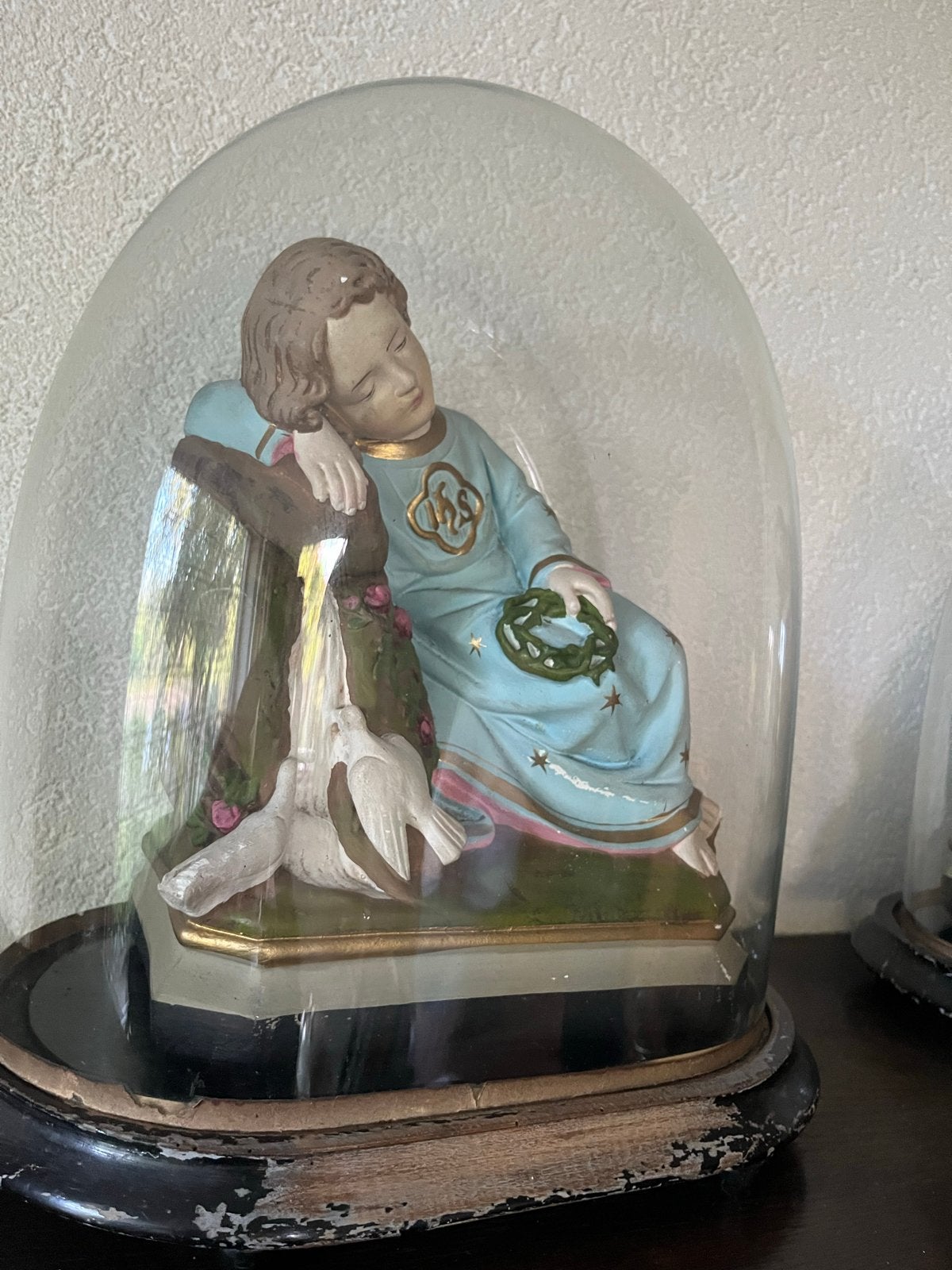 Antieke religieuze beelden onder stolp - Jezus en Johannes, Antiek en Kunst, Antiek | Religie, Ophalen of Verzenden