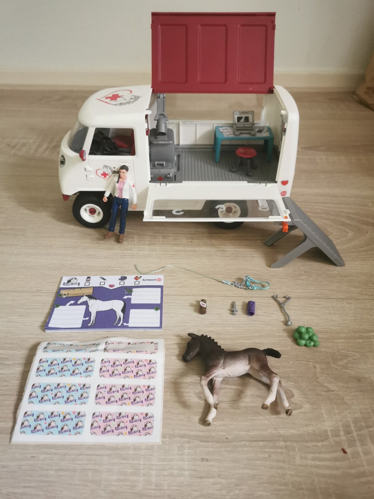 Schleich Ziekenwagen 42370 met accessoires en paard, Ophalen of Verzenden, Zo goed als nieuw, Jongen of Meisje