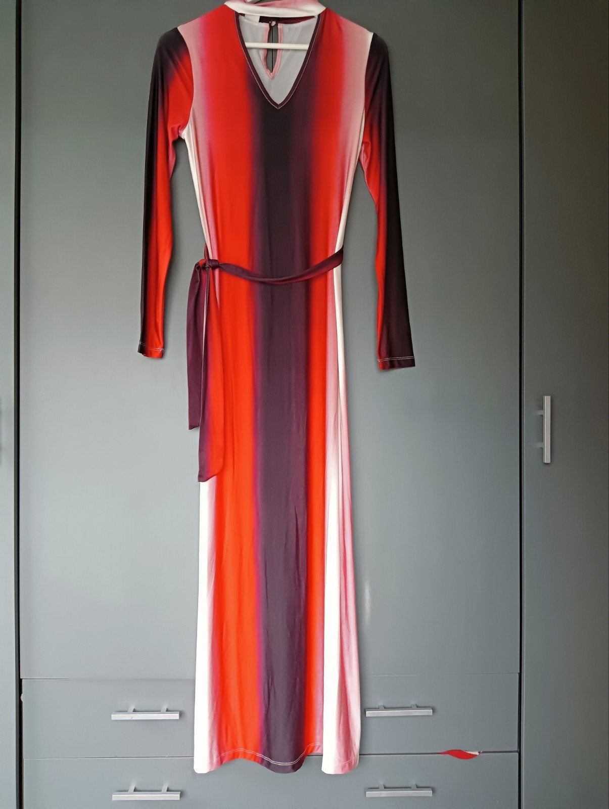 Lange jurk van gladde stof in rood tinten mt XS, Ophalen of Verzenden, Zo goed als nieuw, Maat 34 (XS) of kleiner, Rood