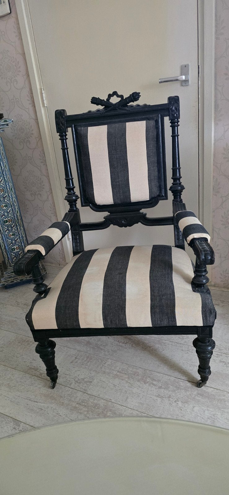 Antieke fauteuil met zwart-wit gestreepte bekleding, Antiek en Kunst, Ophalen