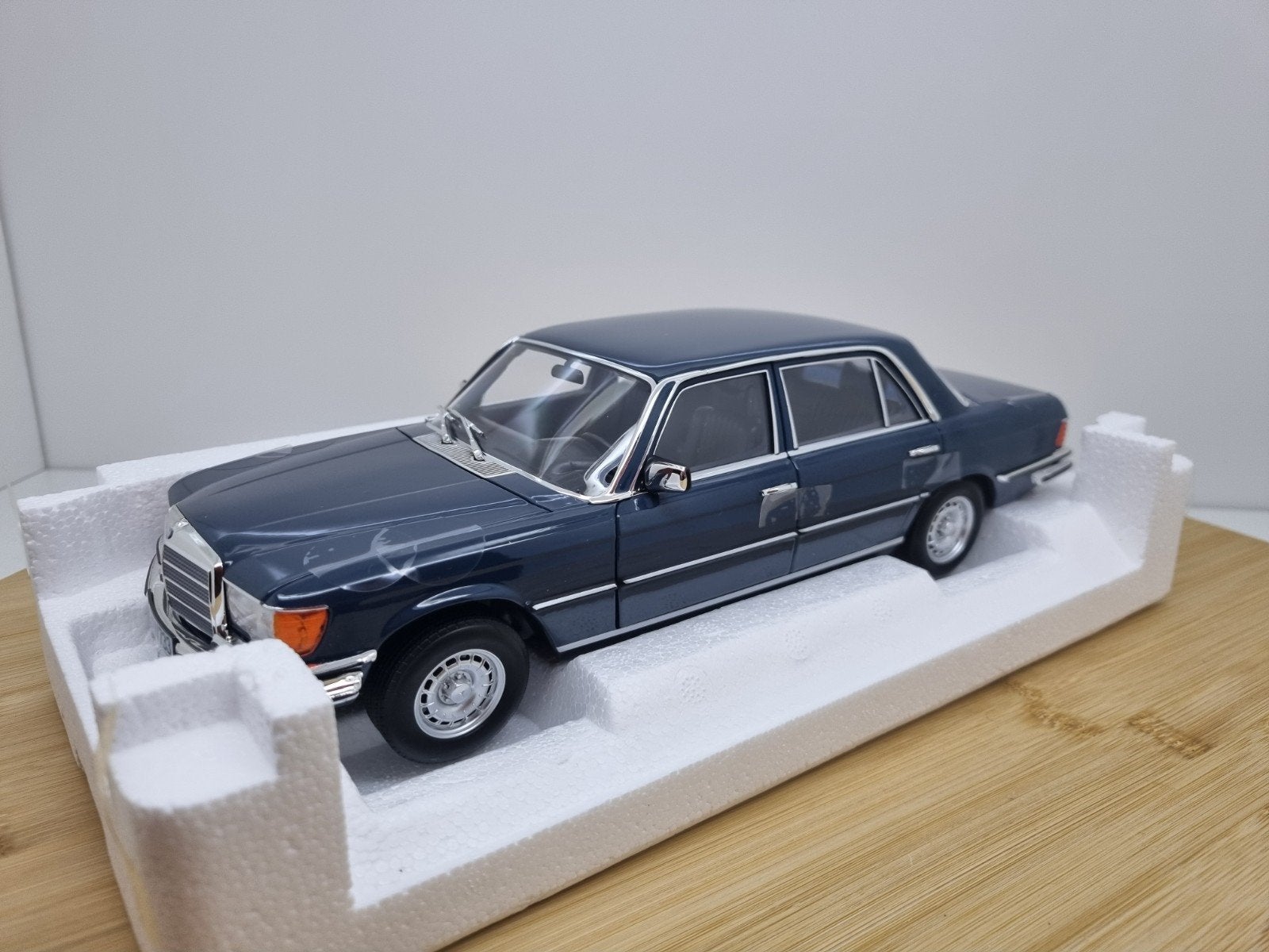 Norev Mercedes-Benz S-Klasse 350SEL W116 Hansa Blue 1:18, Hobby en Vrije tijd, Modelauto's | 1:18, Auto, Verzenden, W, Nieuw
