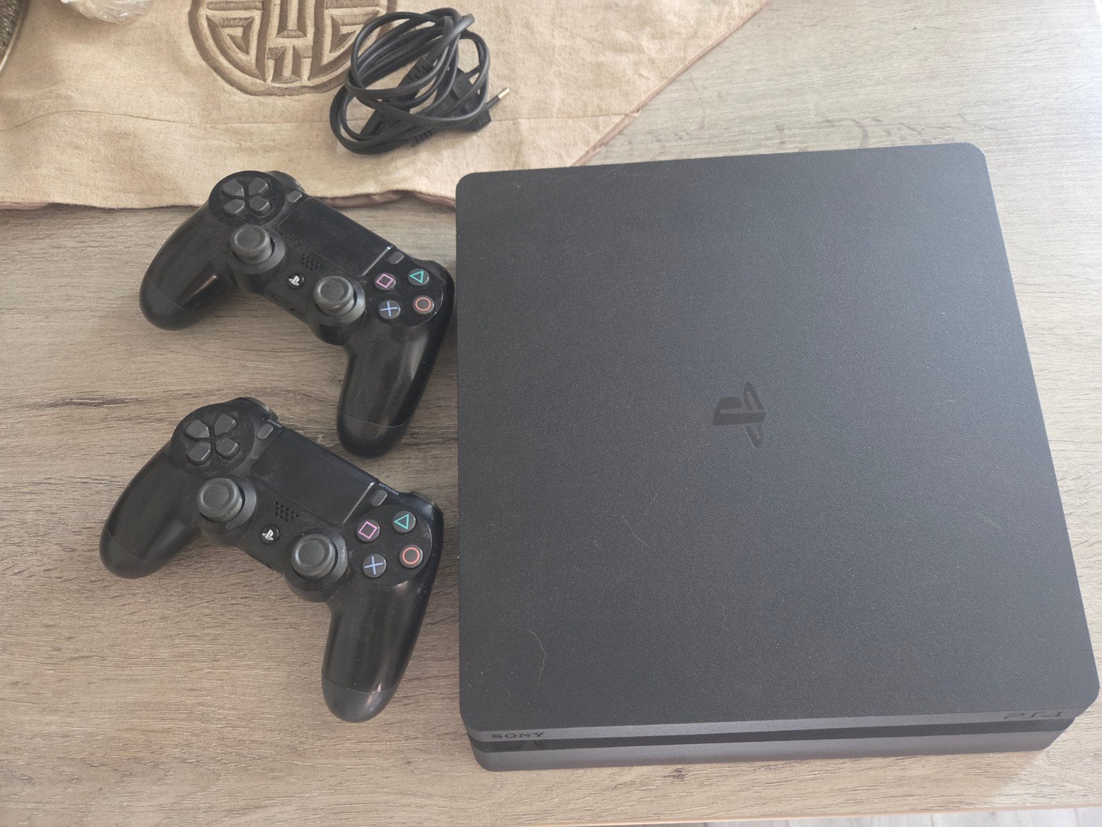 PlayStation 4 Slim 500GB + 2 Controllers, Spelcomputers en Games, Spelcomputers | Sony PlayStation 4, Zo goed als nieuw, Slim