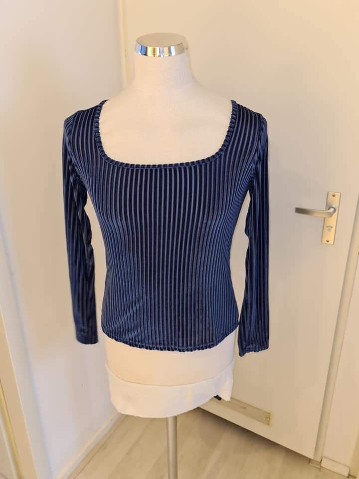 Blauwe fluwelen top met lange mouwen maat M, Kleding | Dames, Maat 38/40 (M), Blauw, Ophalen of Verzenden, Onbekend