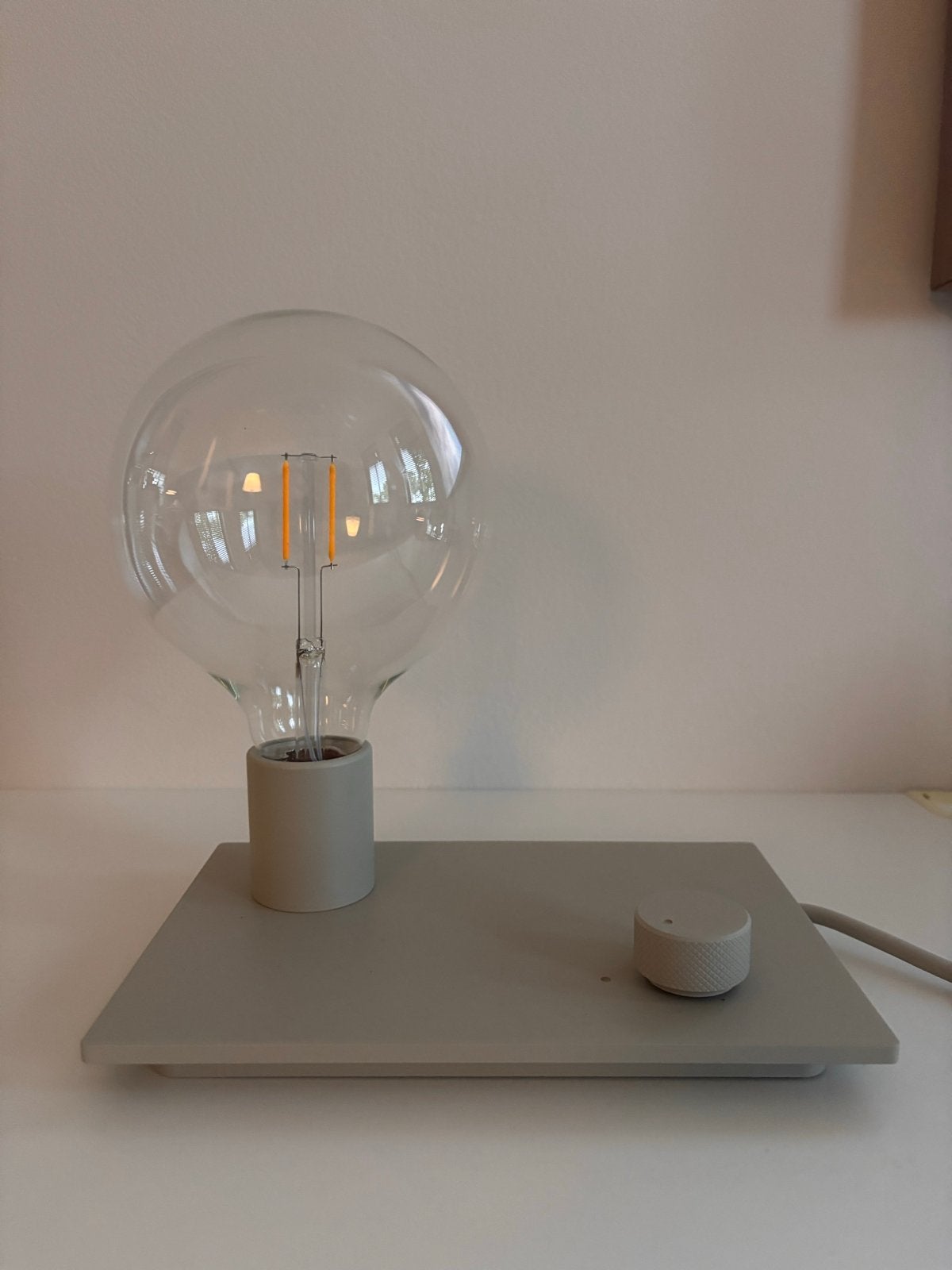 Muuto tafellamp met dimbare LED-lamp, Huis en Inrichting, Dimbaar, Grijs, Metaal, Modern