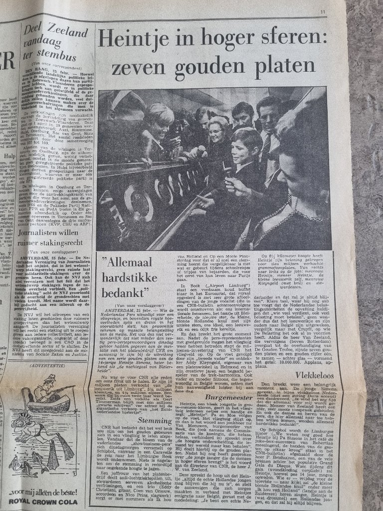 Zanger Heintje ontvangt 7 gouden platen in vliegtuig (1970), Verzamelen, Ophalen of Verzenden, 1960 tot 1980, Knipsel(s)