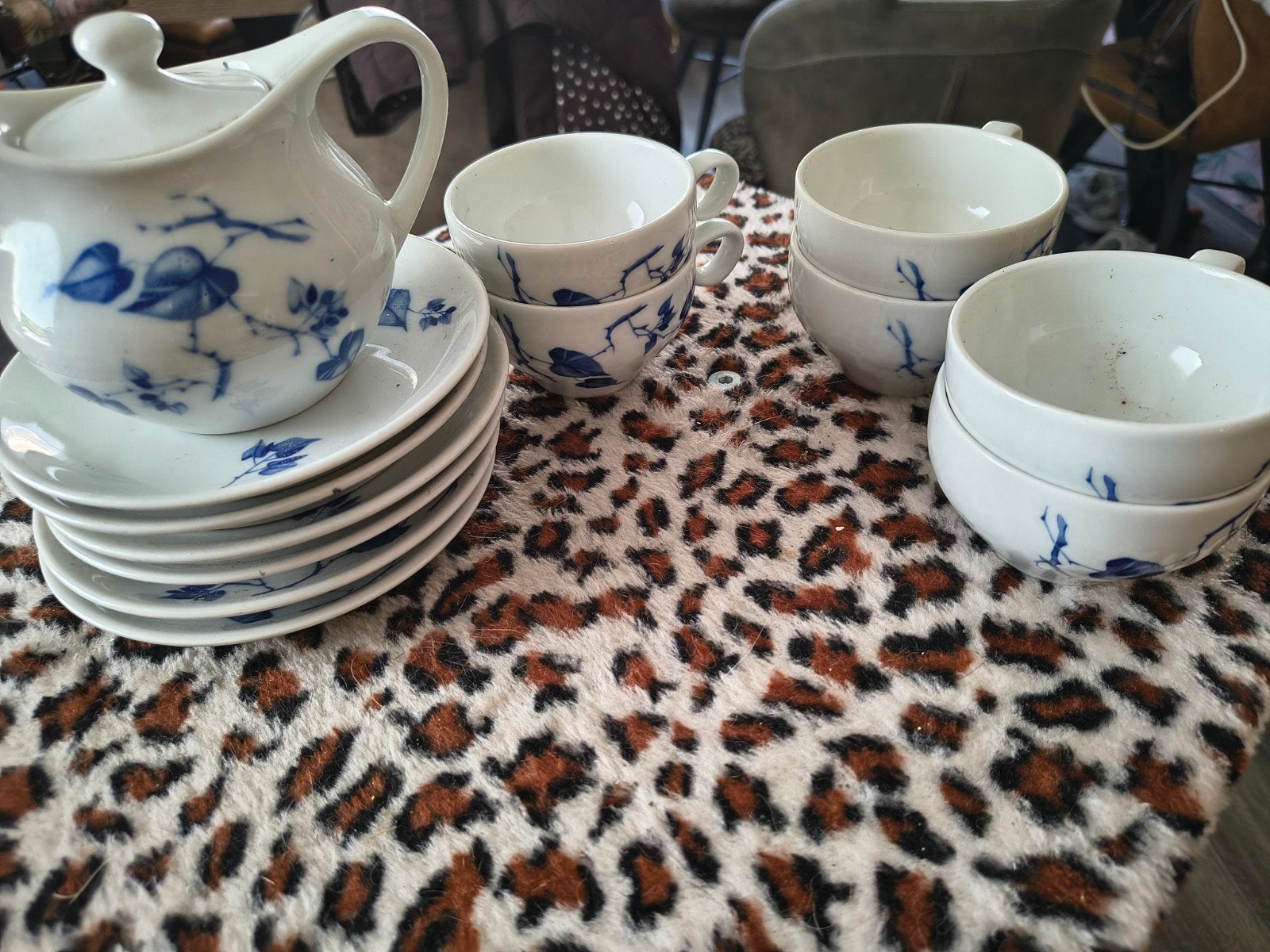 Set van 6 kopjes en schoteltjes met melkkannetje, Ophalen of Verzenden, Gebruikt, Porselein, Kop(pen) en/of Schotel(s)