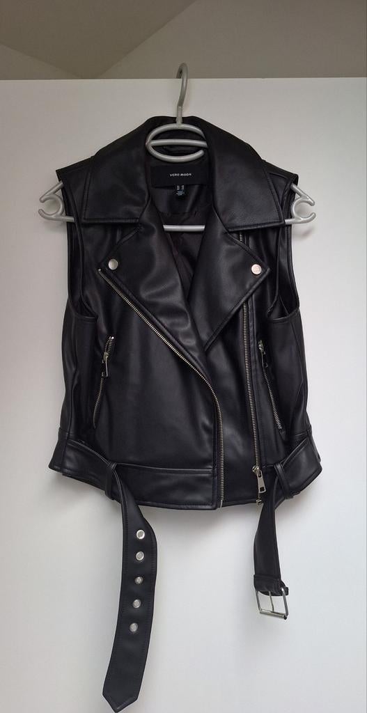 Als NIEUW leren look zwart biker gilet Vero Moda - XS 34, Kleding | Dames, Bodywarmers, Zo goed als nieuw, Maat 34 (XS) of kleiner