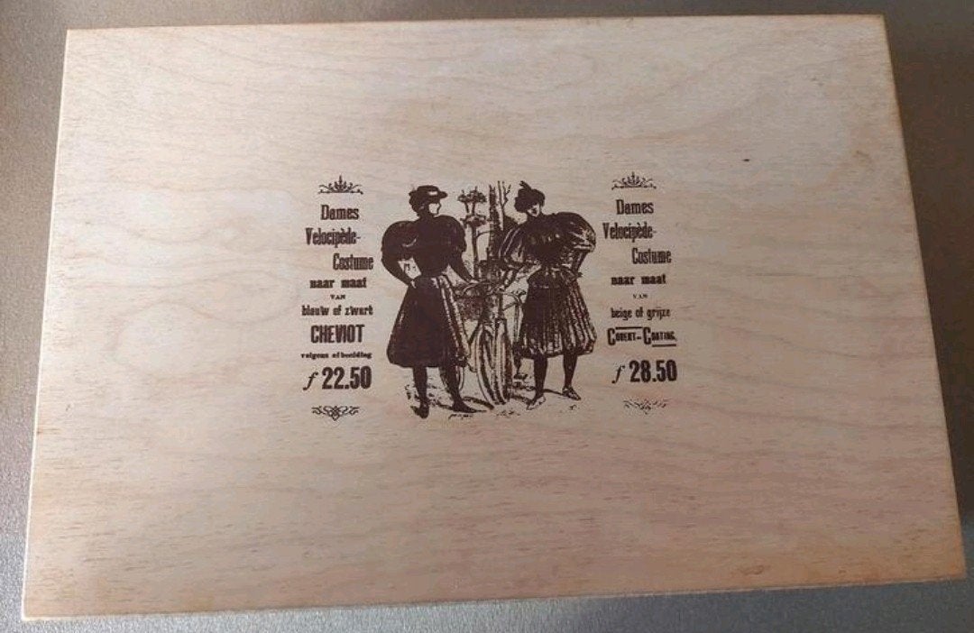 Vintage houten kist met dames velocipede kostuum print, Minder dan 50 cm, Verzenden, Grenenhout, Minder dan 50 cm