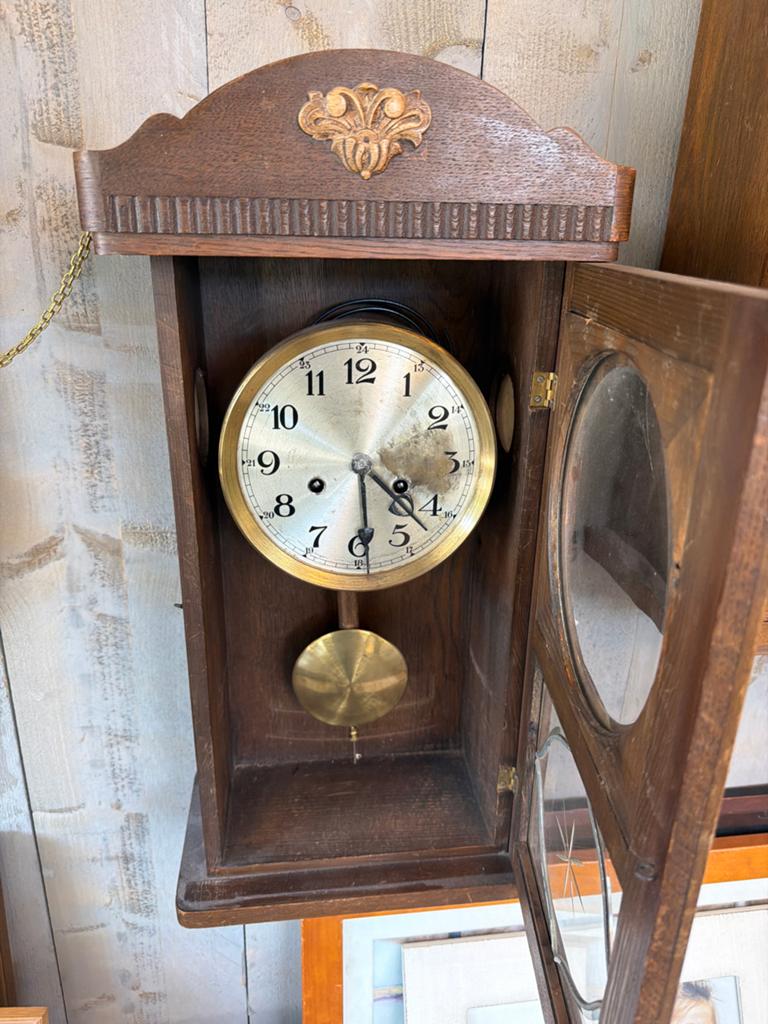 Antieke houten wandklok met slinger, Ophalen