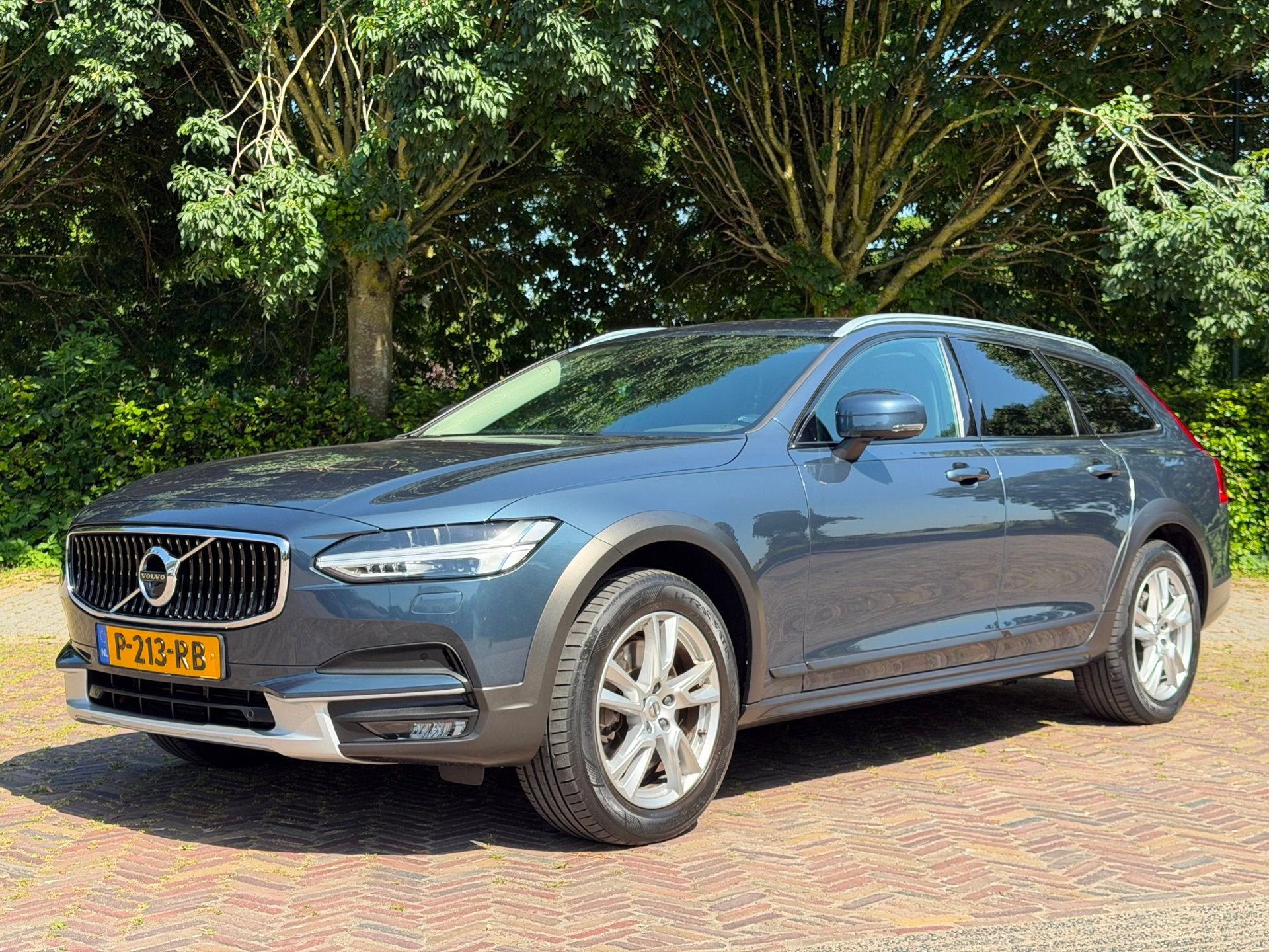 Volvo V90 2.0 T5 AWD PRO 250PK Cross Country, Trekhaak 2400k, 1734 kg, 4 cilinders, 1969 cc, Blauw
