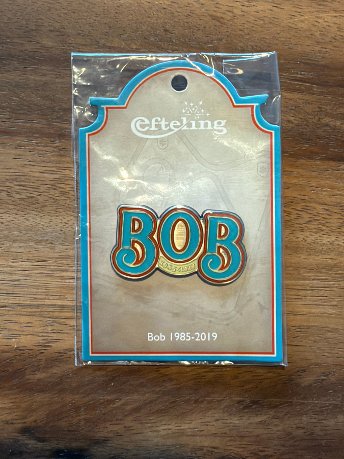 Efteling pin BOB op kaartje, Ophalen of Verzenden, Zo goed als nieuw, Button of Speldje