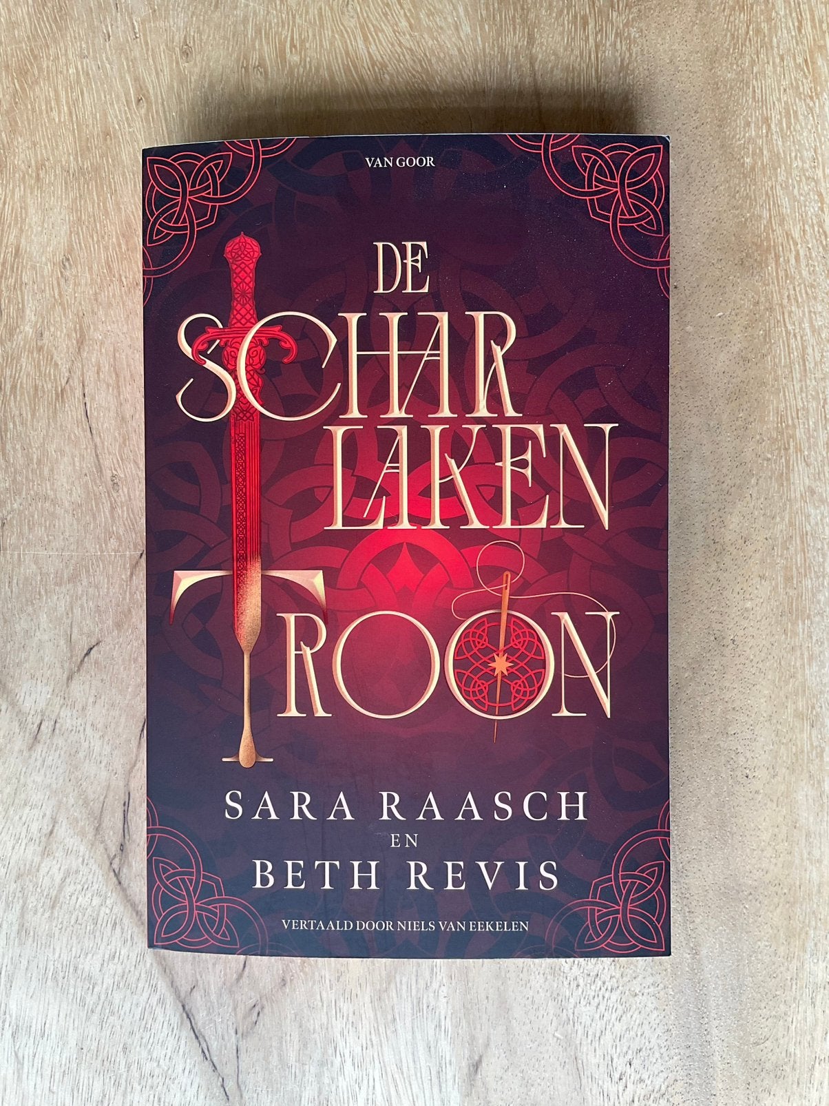 De scharlaken kroon - Sara Raasch & Beth Revis, Ophalen of Verzenden, Zo goed als nieuw
