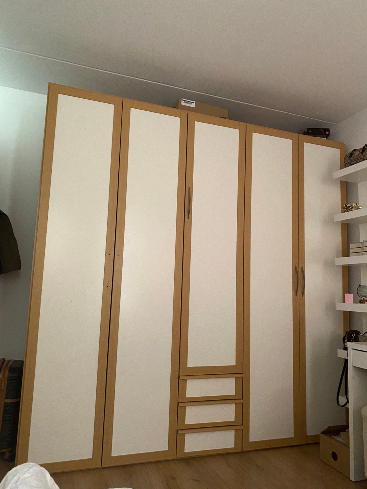 Bruin wit kast 219x217x62, Antiek en Kunst, Antiek | Meubels | Kasten, Ophalen of Verzenden