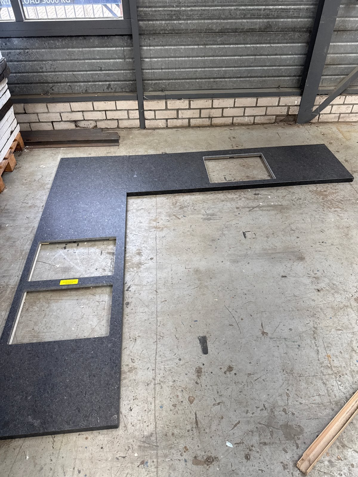 Donkergrijs aanrechtblad met uitsparingen, Gebruikt, Ophalen of Verzenden, 200 cm of meer, Nvt