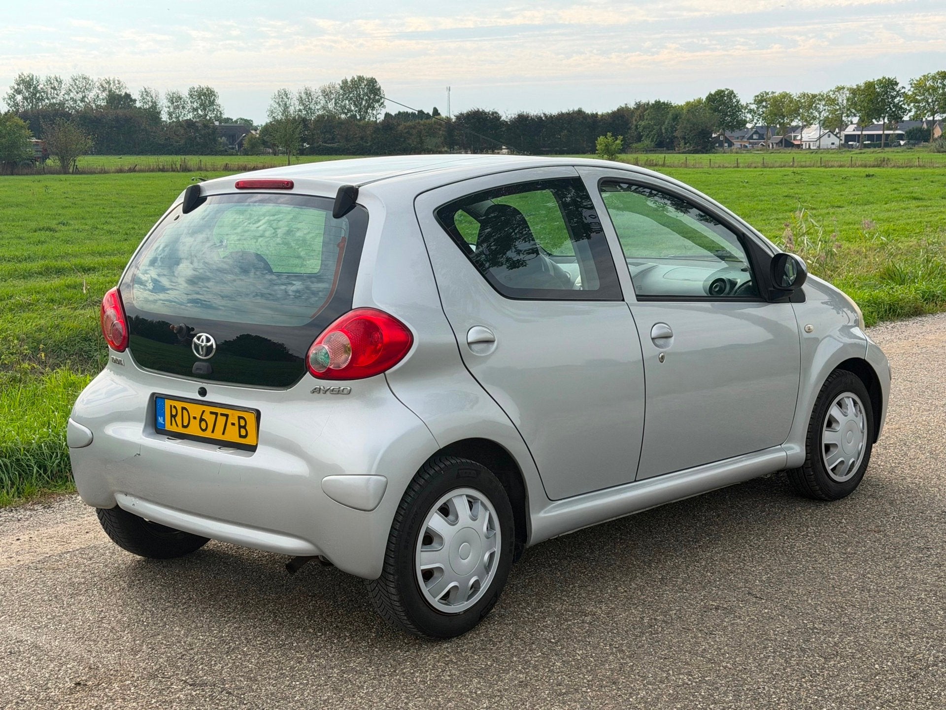 Toyota Aygo 1.0-12V 5Drs Airco NAP APK 11-2026, Auto's, Voorwielaandrijving, Stof, Gebruikt, Zwart