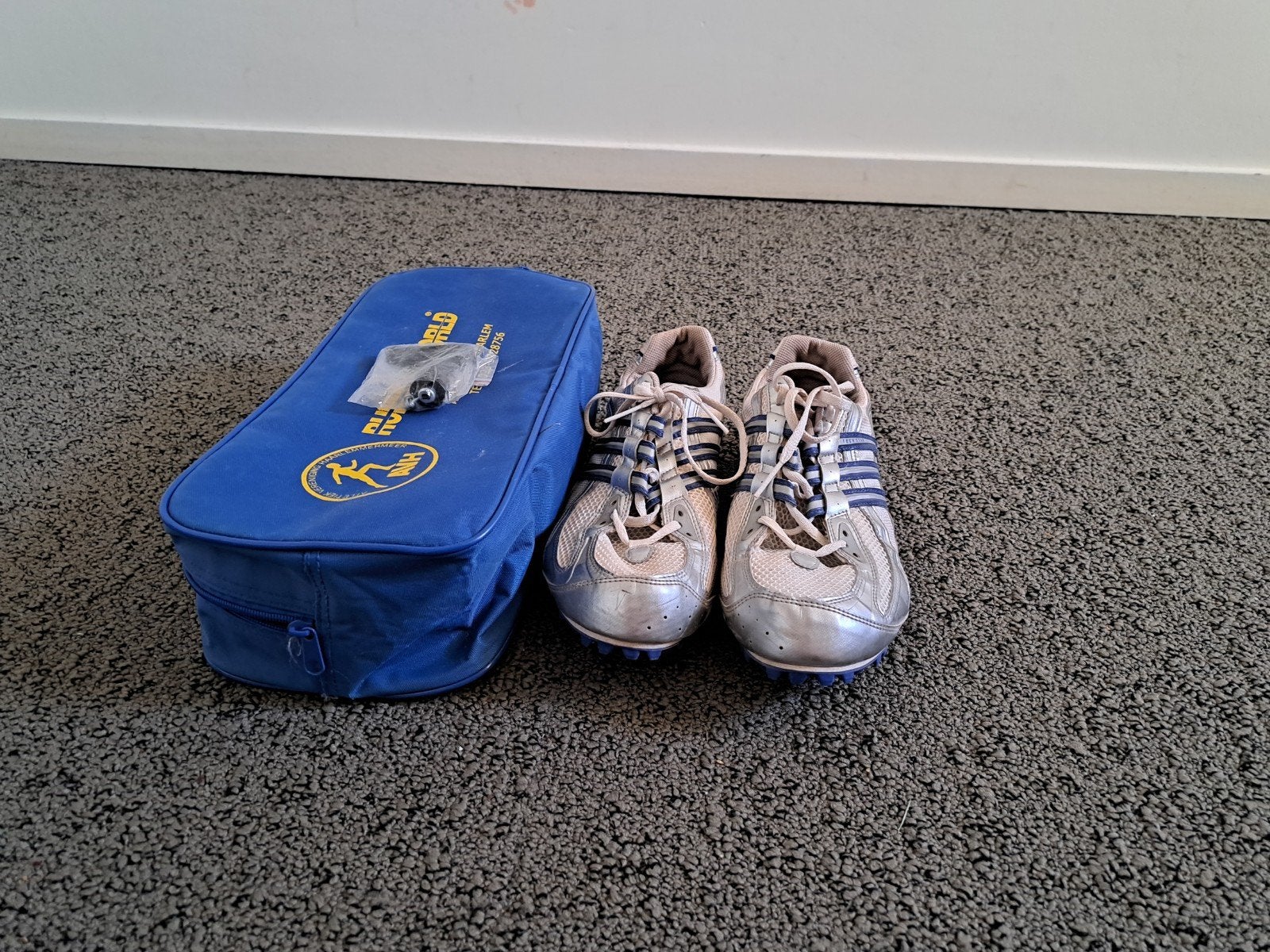 Adidas spike schoenen incl tas maat 11.5, Adidas, Gebruikt, L00, Schoenen
