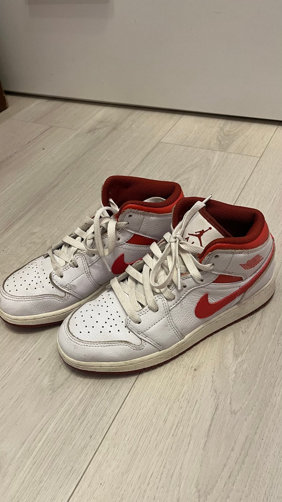 Nike Air Jordan 1 Mid - Wit/Rood, Ophalen of Verzenden, Gedragen, Wit, Sneakers of Gympen