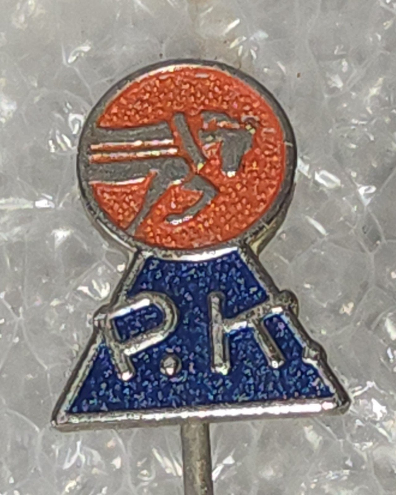 Vintage Speldje P.K. met rennend figuur, Verzamelen, Ophalen of Verzenden, Gebruikt, Overige onderwerpen, Speldje of Pin