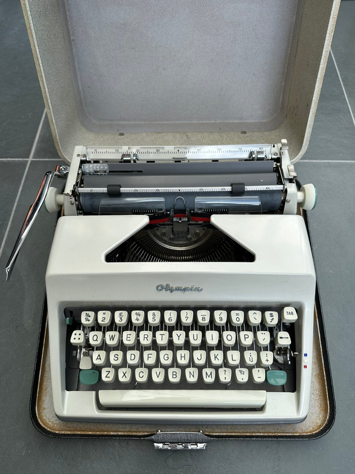 Vintage Olympia typemachine, met stevige koffer, Diversen, Ophalen of Verzenden, Gebruikt