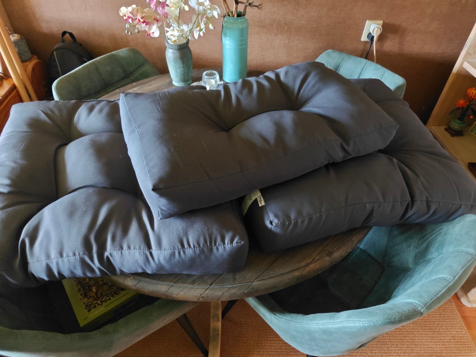 Grijze lounge kussens 2x 70x70 1x 70x40, Ophalen, Zo goed als nieuw
