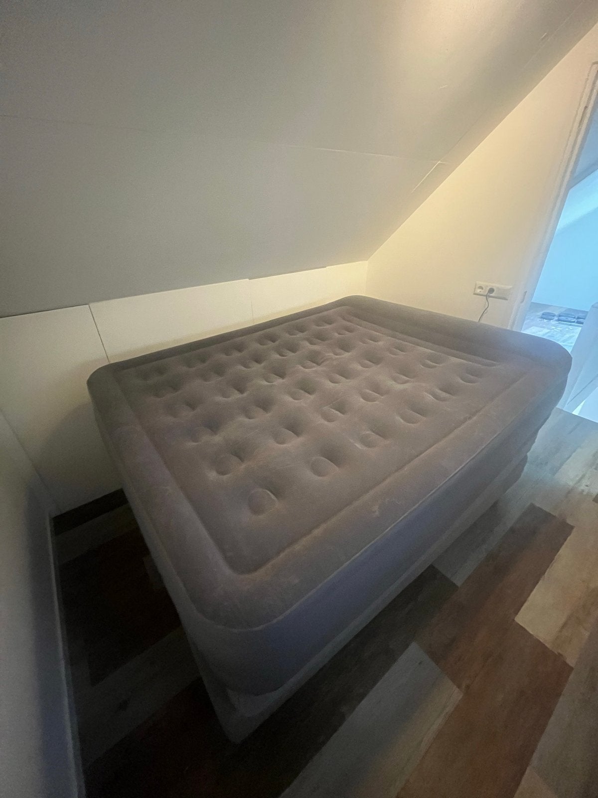 Luxe tweepersoons luchtbed met ingebouwde elektrische pomp, Huis en Inrichting, Ophalen, Tweepersoons, 140 cm, Zo goed als nieuw