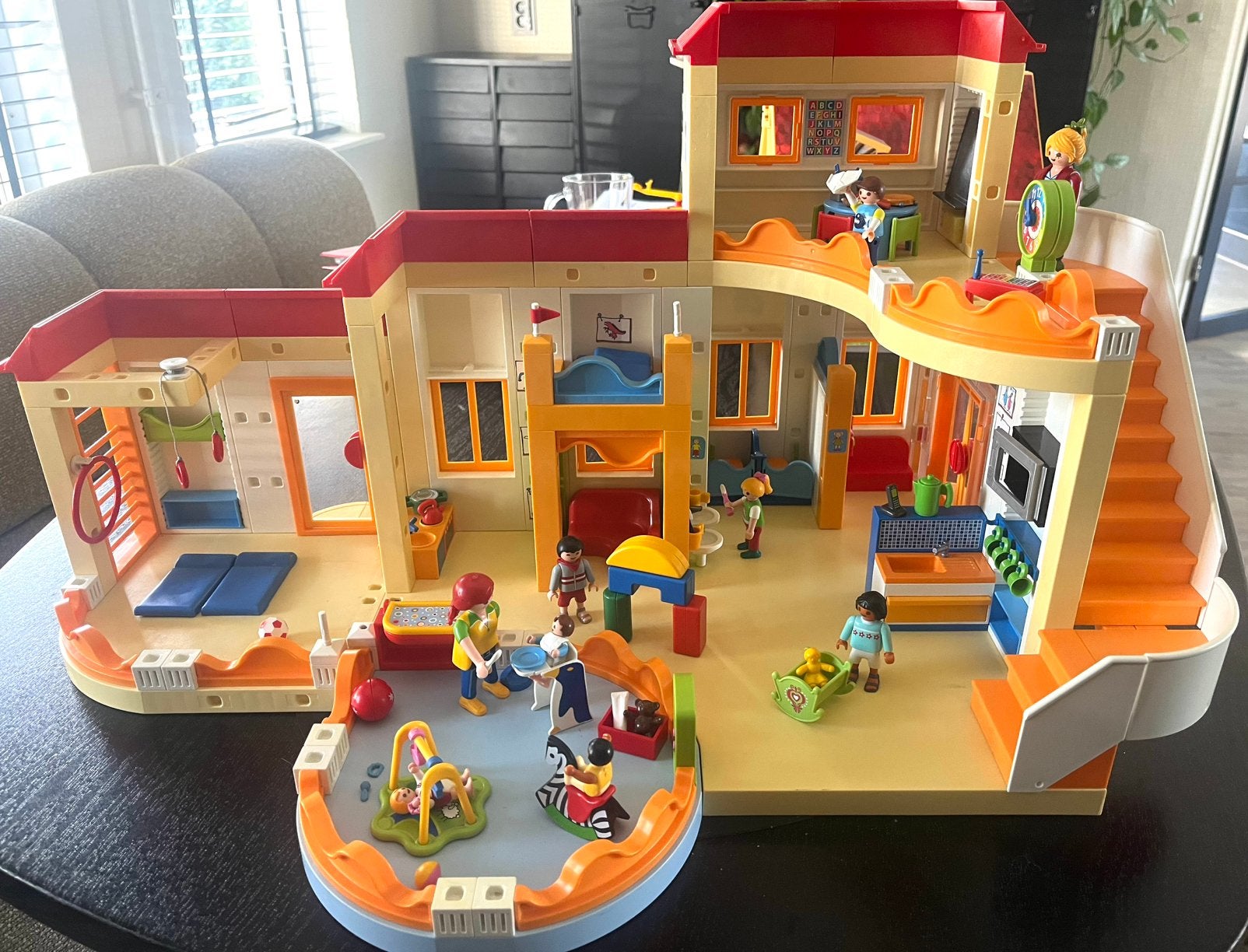 Playmobil kinderdagverblijf + uitbreiding, Kinderen en Baby's, Gebruikt, Gebouw, City life, Complete set