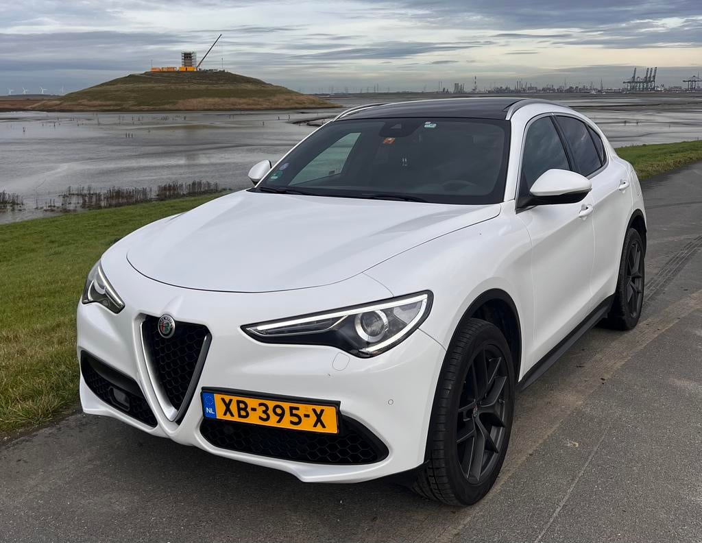 Alfa Romeo Stelvio 2.0T Veloce 280pk | Pano | Harman Kardon, Automaat, 1995 cc, 4 cilinders, Wit
