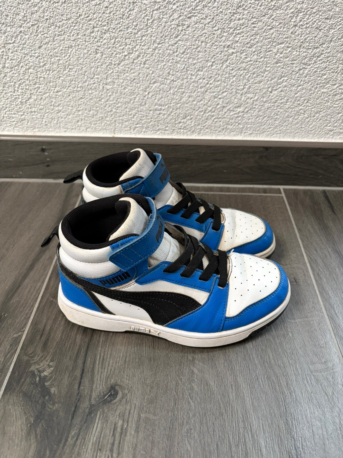 Sneakers Puma Rebound V6 maat 34, Ophalen, Zo goed als nieuw, Schoenen