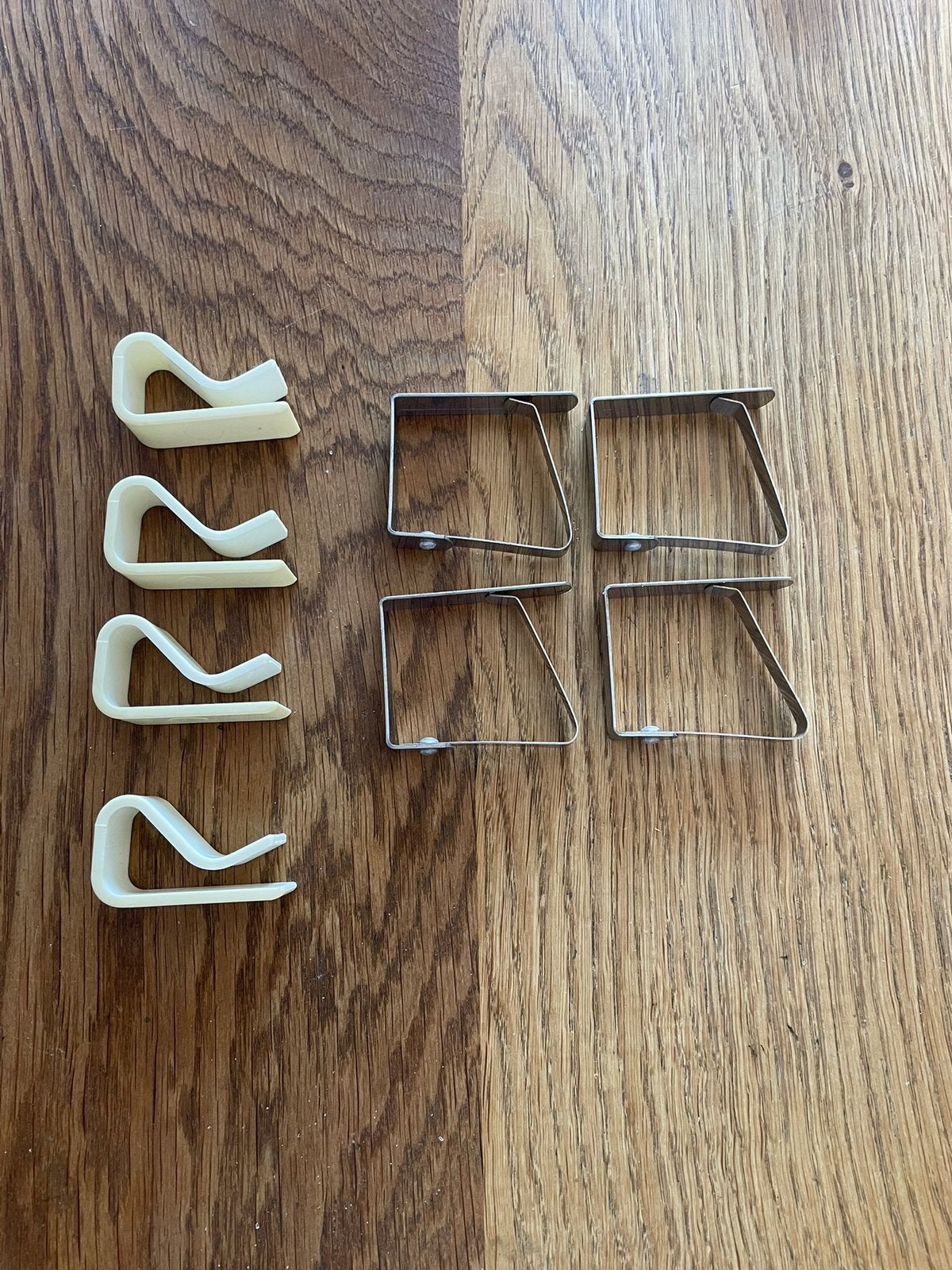 2 Setjes Tafelkleed Klemmen/1 RVS en 1 van Plastic, Caravans en Kamperen, Ophalen, Zo goed als nieuw