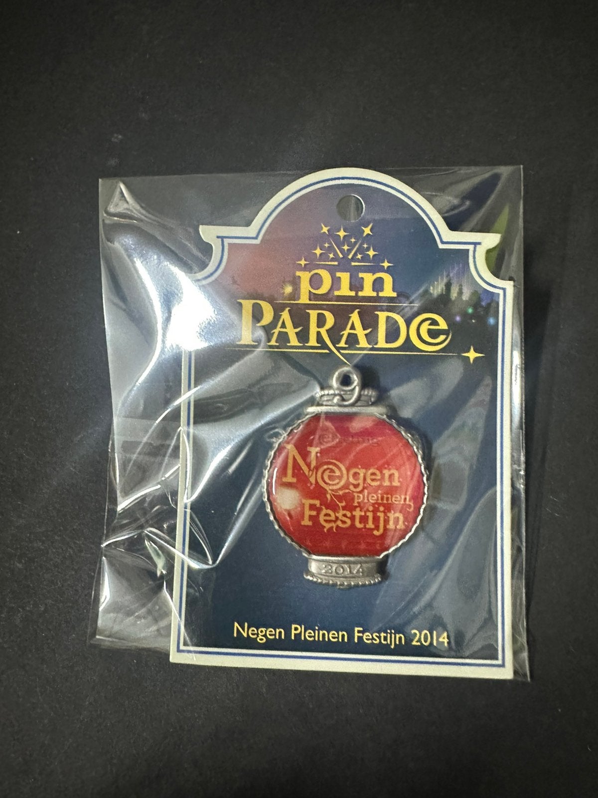 Efteling pin negen pleinen festijn 2014, Verzamelen, Ophalen of Verzenden, Zo goed als nieuw, Button of Speldje