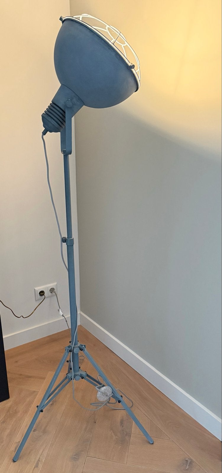 Stoere Industriële Vloerlamp - Grijs Metaal, Huis en Inrichting, Lampen | Vloerlampen, Ophalen, Gebruikt, E27 (groot), Metaal