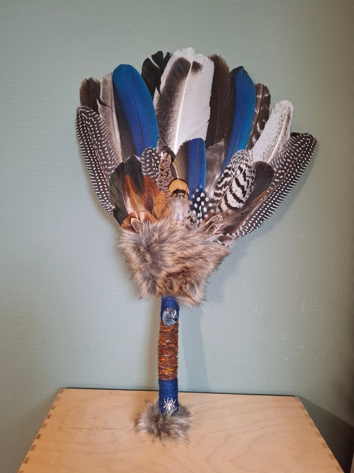 Smudge veren waaier / Talking stick met pauw, kalkoen en ara, Ophalen of Verzenden