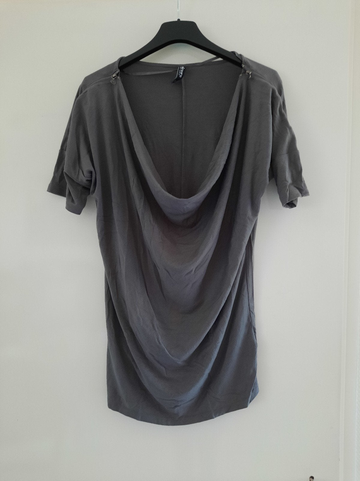 Grijs shirt met korte mouwen en ritsdetails zgan, maat M, Kleding | Dames, Maat 38/40 (M), Ophalen of Verzenden, Korte mouw, Grijs