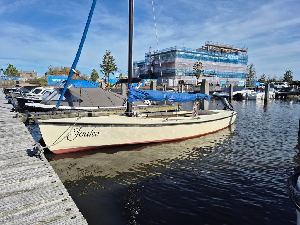 Zeilboot Valk met trailer en ligplaats, Watersport en Boten, Open zeilboten, Ophalen, Gebruikt, 6 meter of meer, Buitenboordmotor