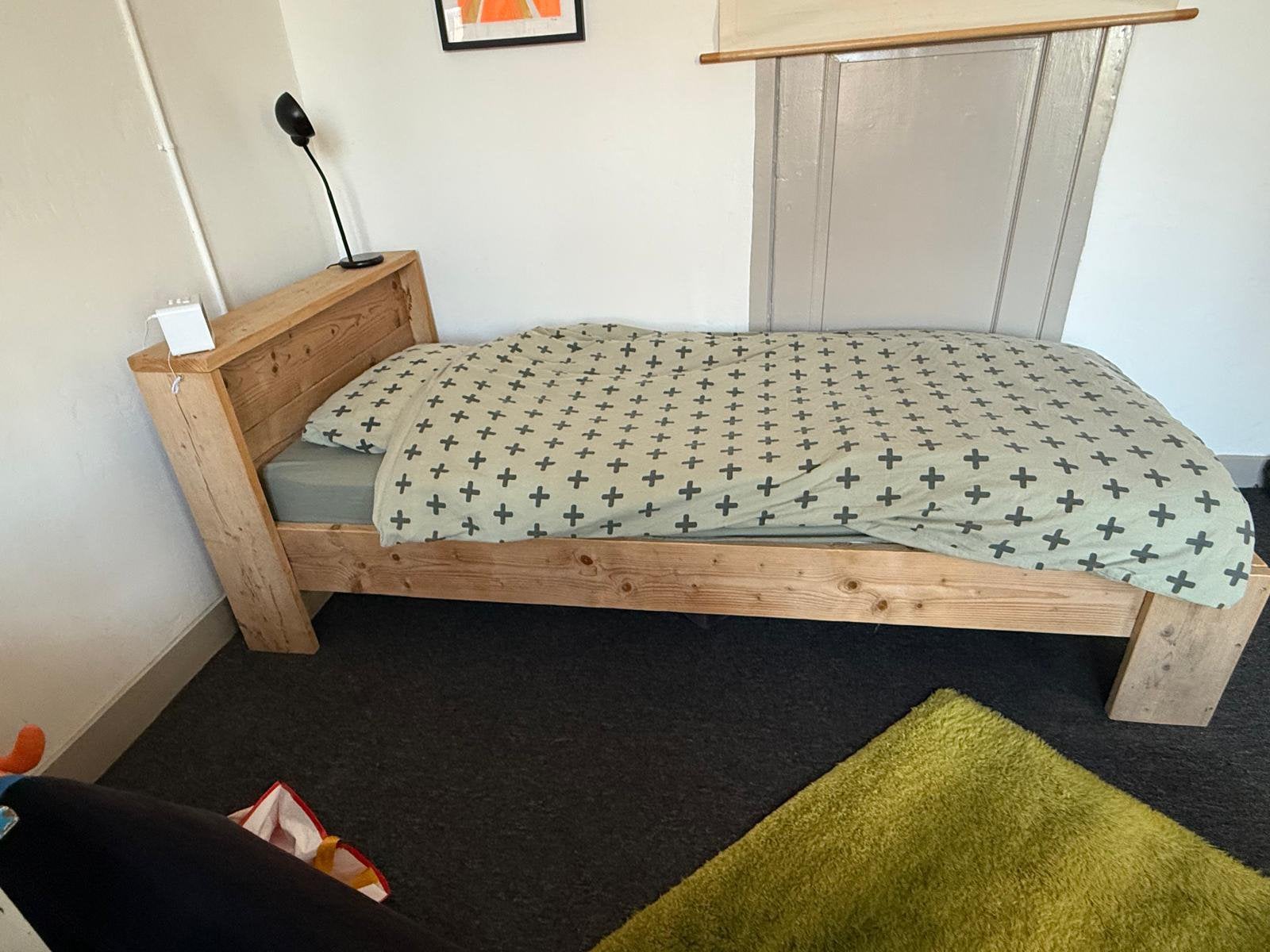 Leuk steigerhouten bed met Auping spiraal, Huis en Inrichting, Ophalen, 90 cm, Eenpersoons, 210 cm