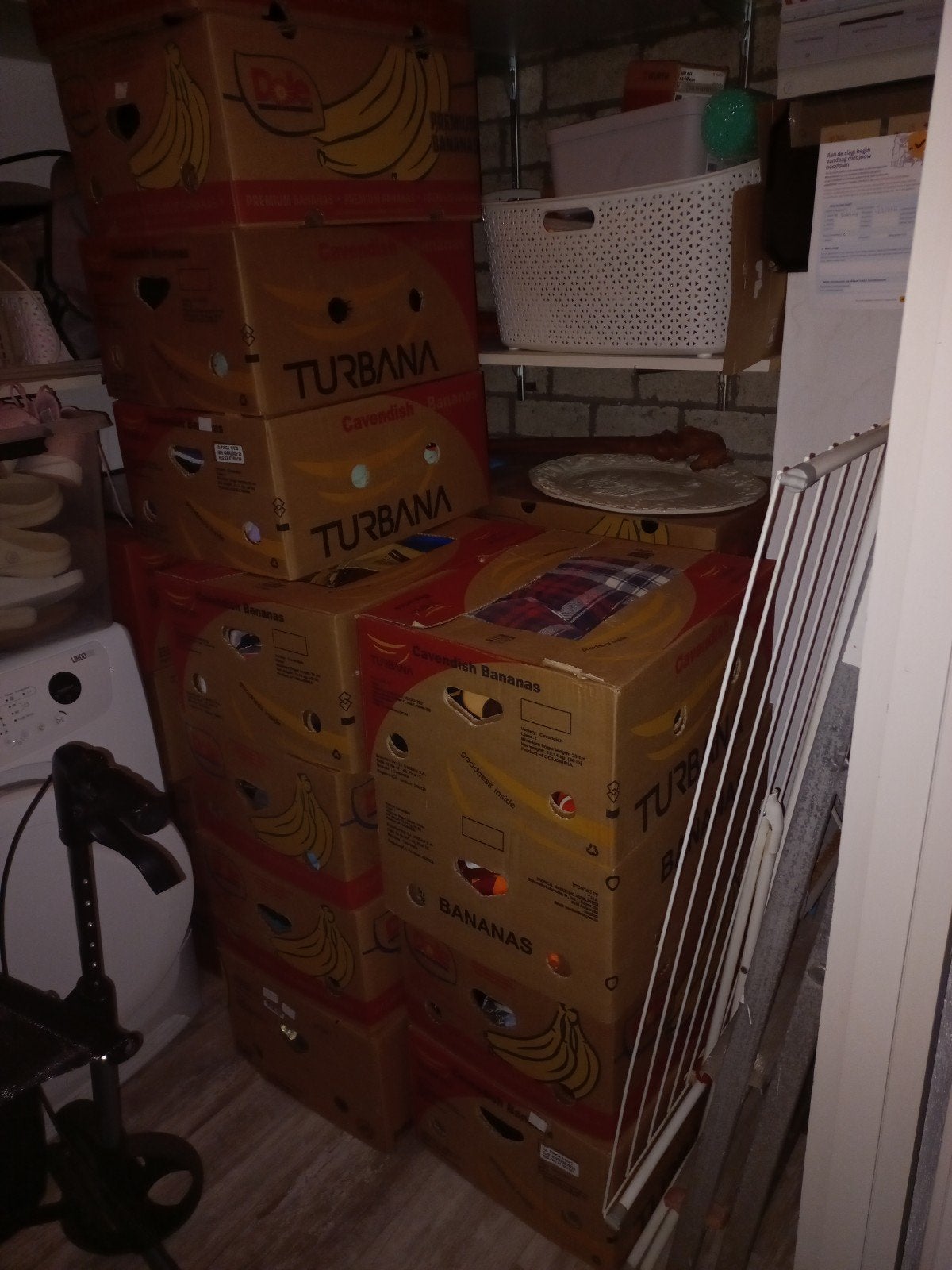 40 dozen vol met diverse 2e hands rommelmarkt artikelen, Ophalen