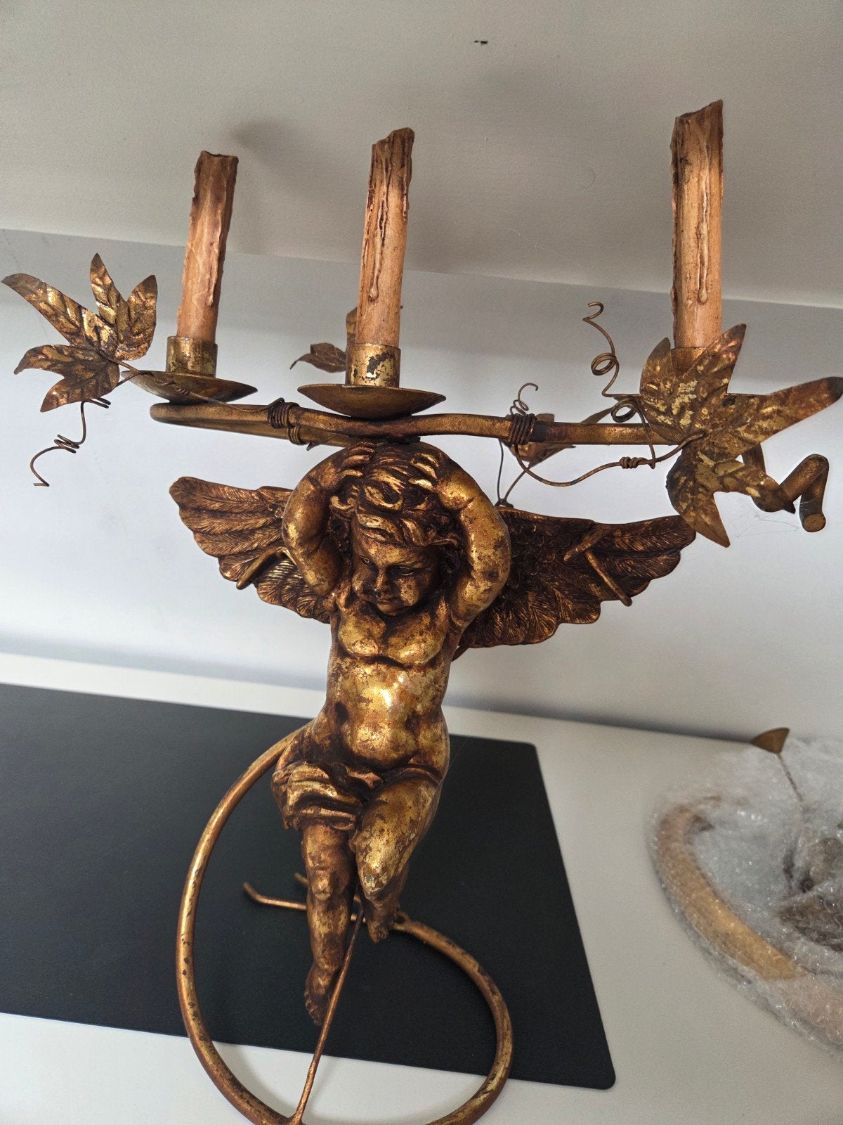 Antieke kandelaar met cherubijn en bladeren, Antiek en Kunst, Ophalen of Verzenden