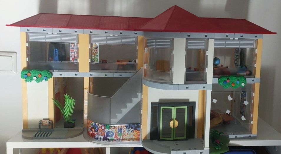 Grote School met toiletblok en inboedel zoals op de foto, Ophalen of Verzenden, Gebruikt