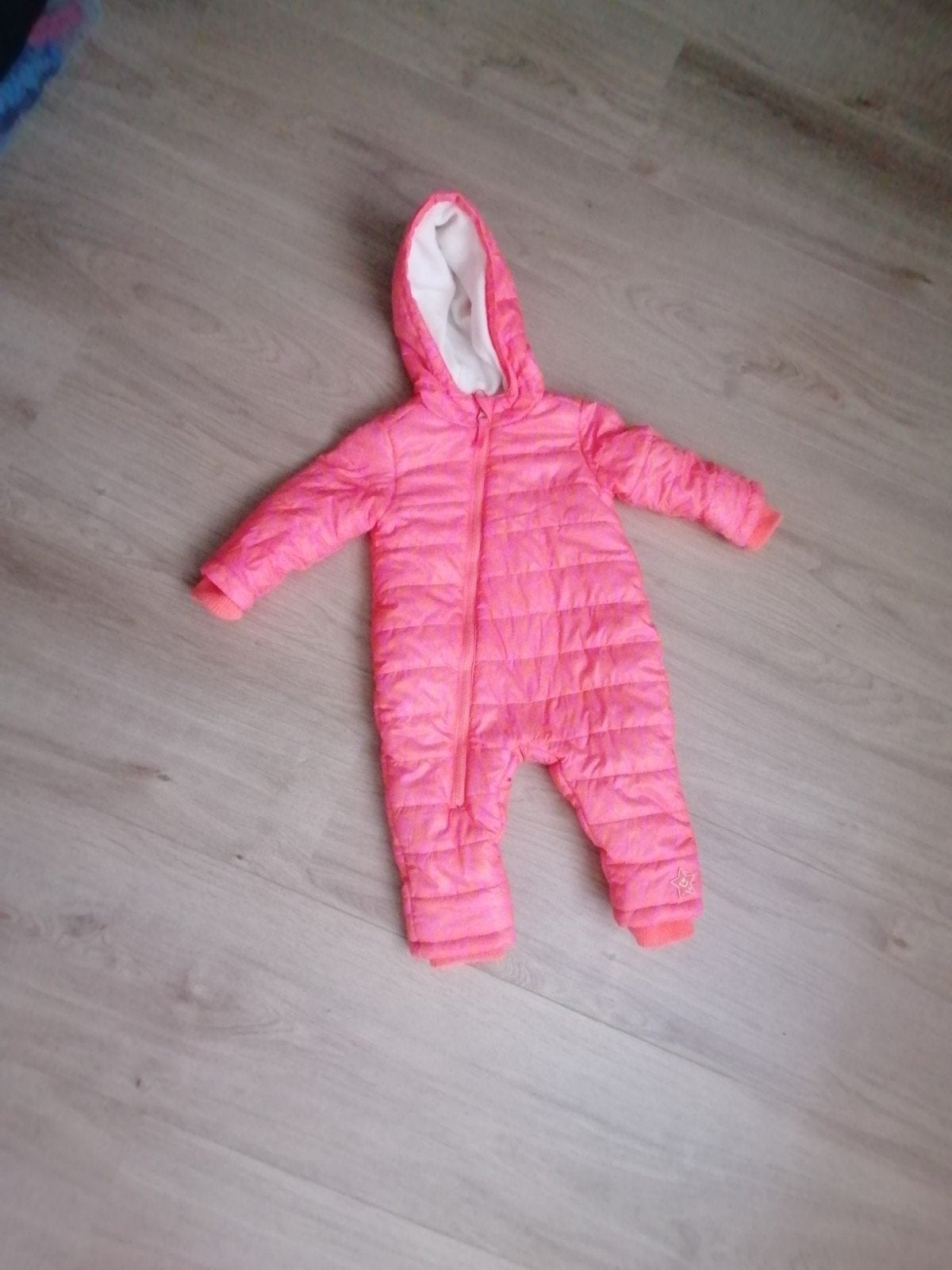 Roze baby skipak/sneeuwpak met capuchon, Ophalen, Zo goed als nieuw, Onbekend, Meisje