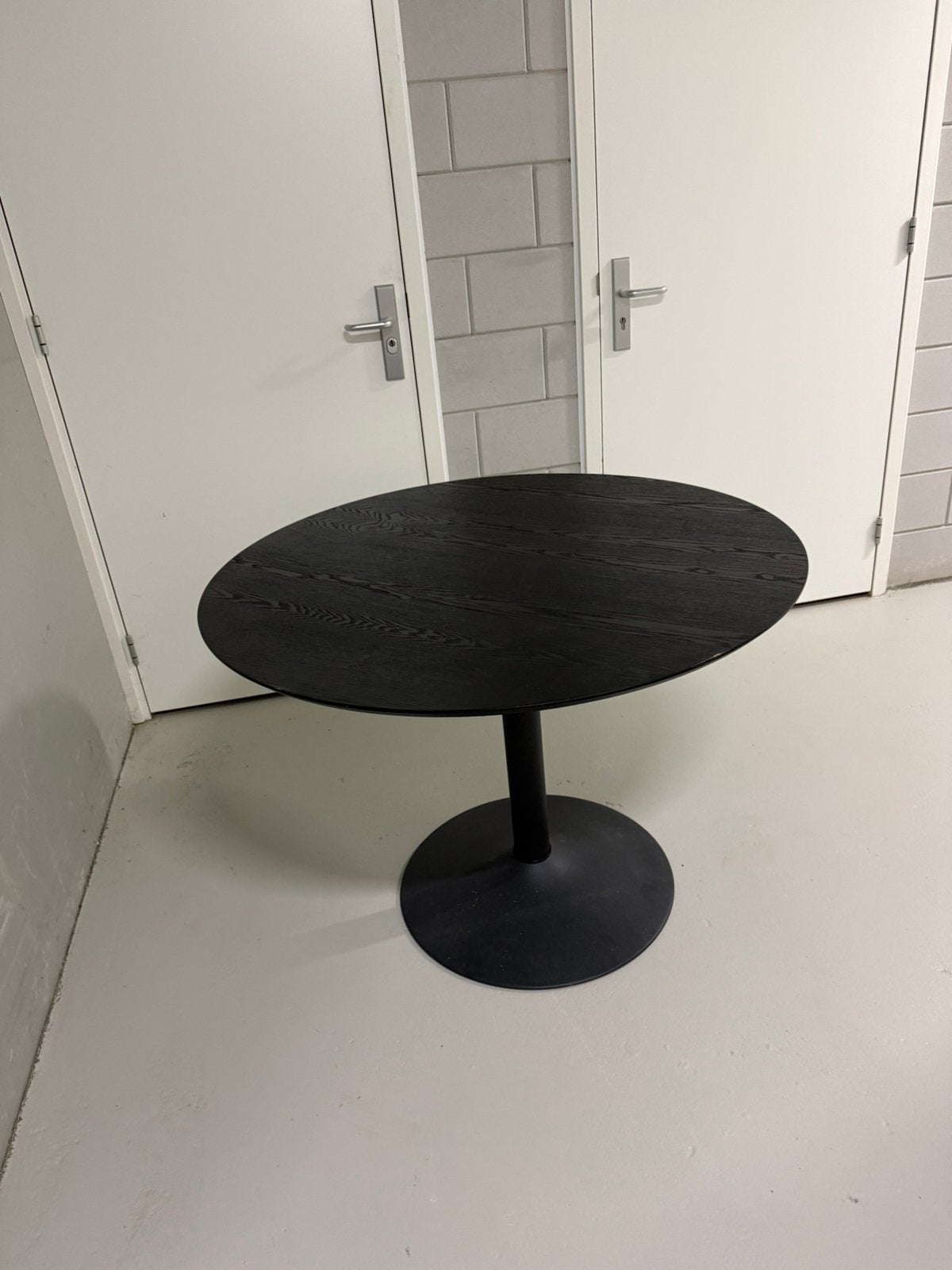 Moderne ronde eettafel met zwart blad en onderstel, Ophalen, Zo goed als nieuw