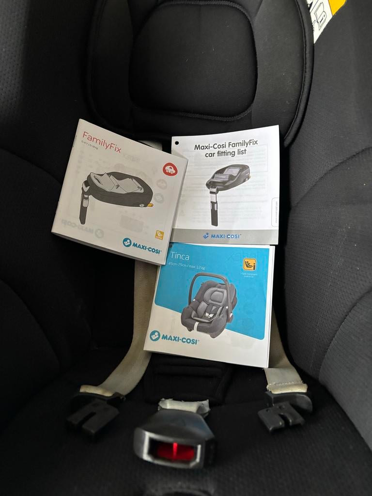 Maxi-Cosi Tinca autostoel met FamilyFix base, Ophalen, Autogordel of Isofix, Gebruikt, Zijbescherming