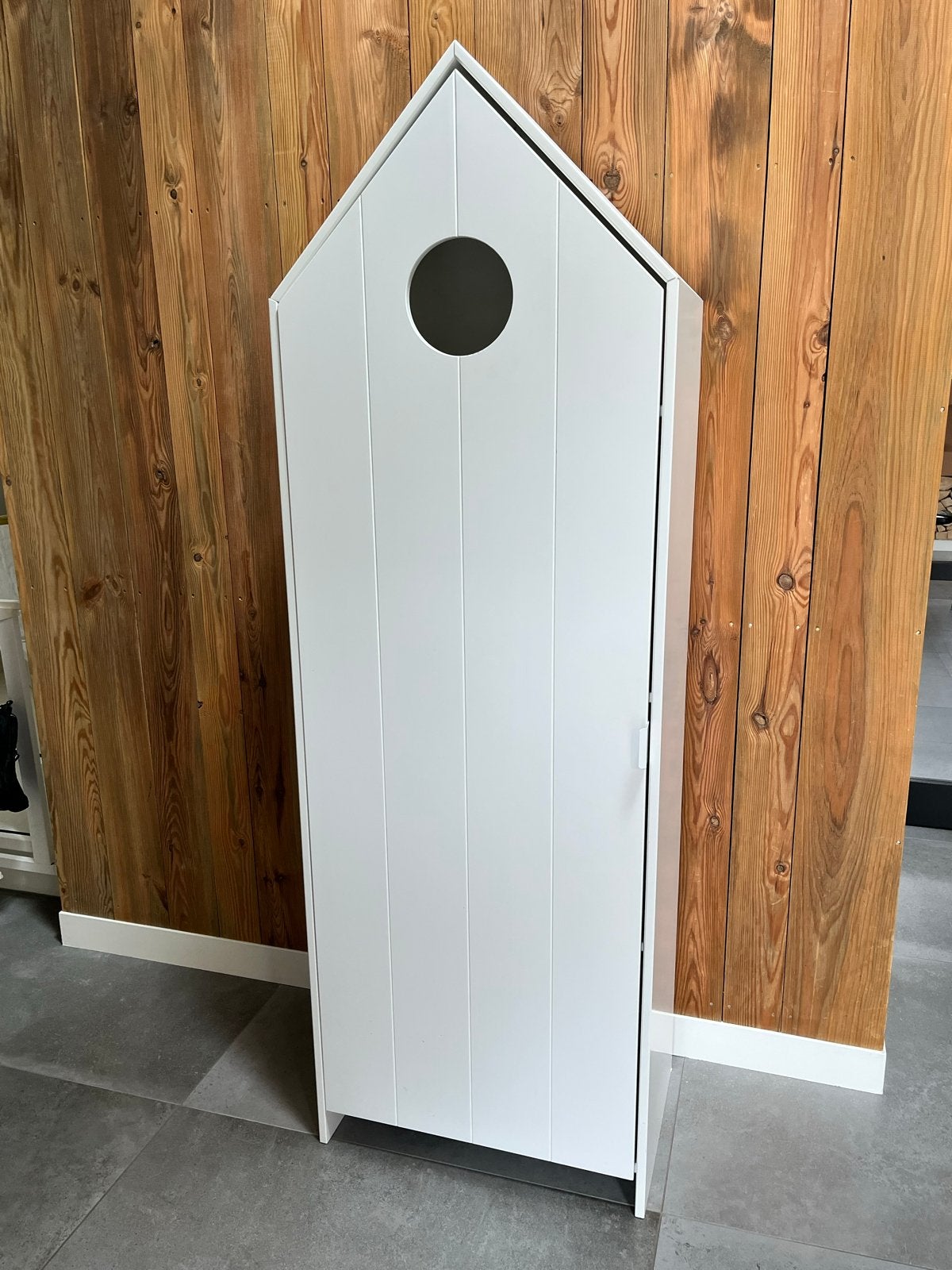 Leuk wit huisvormig kastje met planken, Huis en Inrichting, Ophalen, Gebruikt