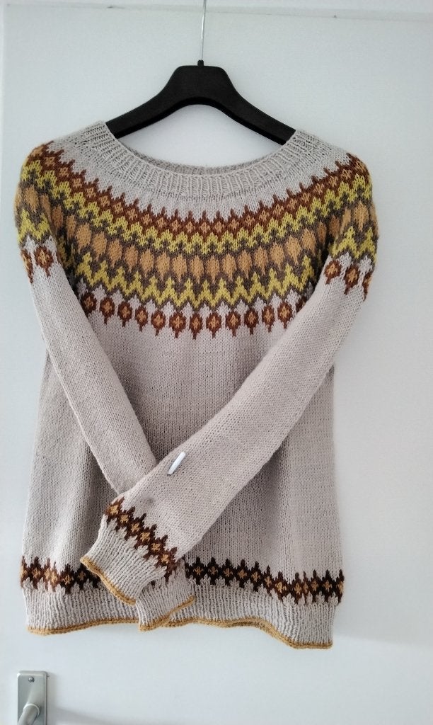 Handgebreide trui met een uniek patroon, maat S/M, Ophalen of Verzenden, Gedragen, Maat 38/40 (M), Beige