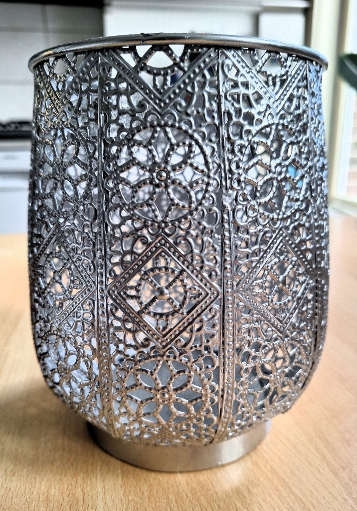 Metalen windlicht / kaarskandelaar zilverkleurig 18 cm hoog, Windlicht, Ophalen of Verzenden, Zo goed als nieuw, 18 cm