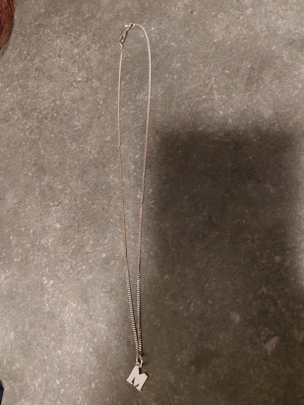 Nieuwe zilveren ketting 42cm met hanger letter M, Met hanger, Nieuw, Ophalen of Verzenden, Zilver