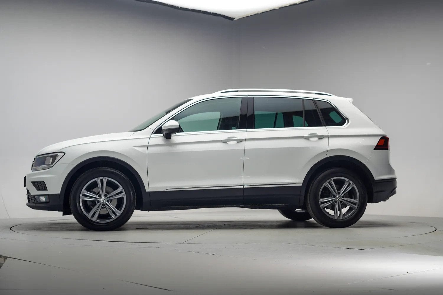 Volkswagen Tiguan 1.5 TSI Comfortline Business [ Apple carpl, Auto's, 4 cilinders, Wit, Origineel Nederlands, Handgeschakeld