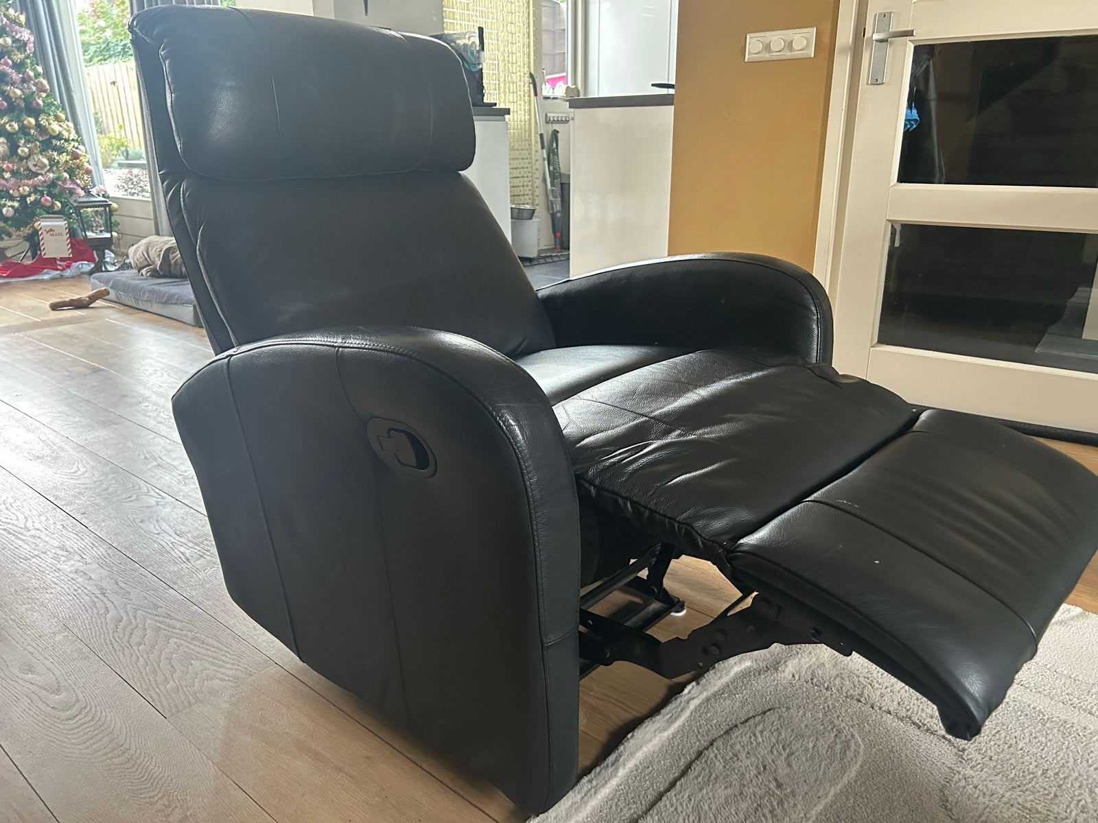 Comfortabele zwarte leren relaxfauteuil, Ophalen, Gebruikt, 75 tot 100 cm, Leer