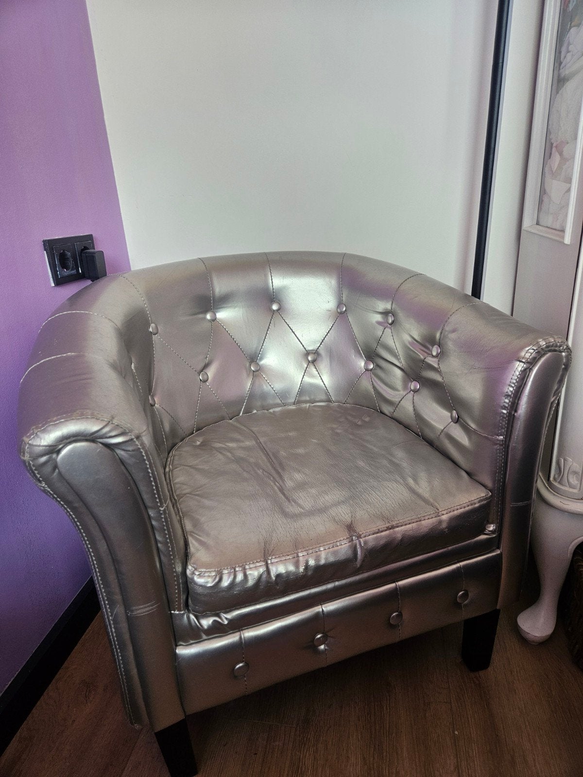 Zilverkleurige nepleder gecapitonneerde clubfauteuil, Ophalen, Gebruikt, Eenpersoons, Minder dan 150 cm
